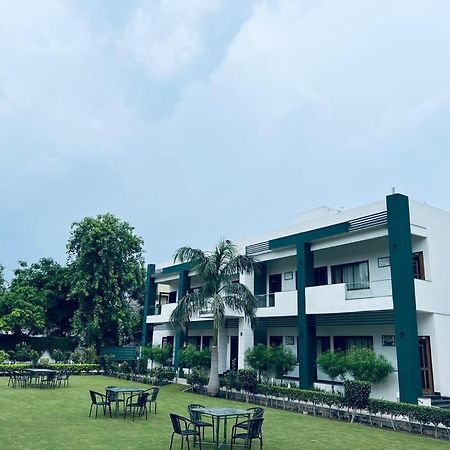 Hotel Whistling Greens Moga Kültér fotó