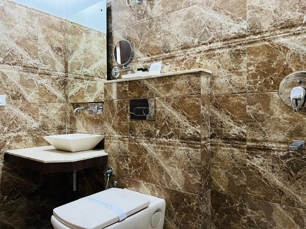 Hotel Whistling Greens Moga Kültér fotó