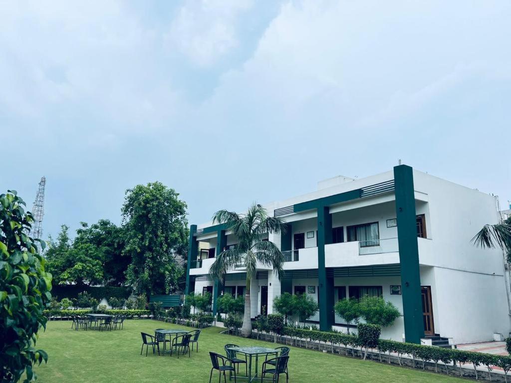 Hotel Whistling Greens Moga Kültér fotó
