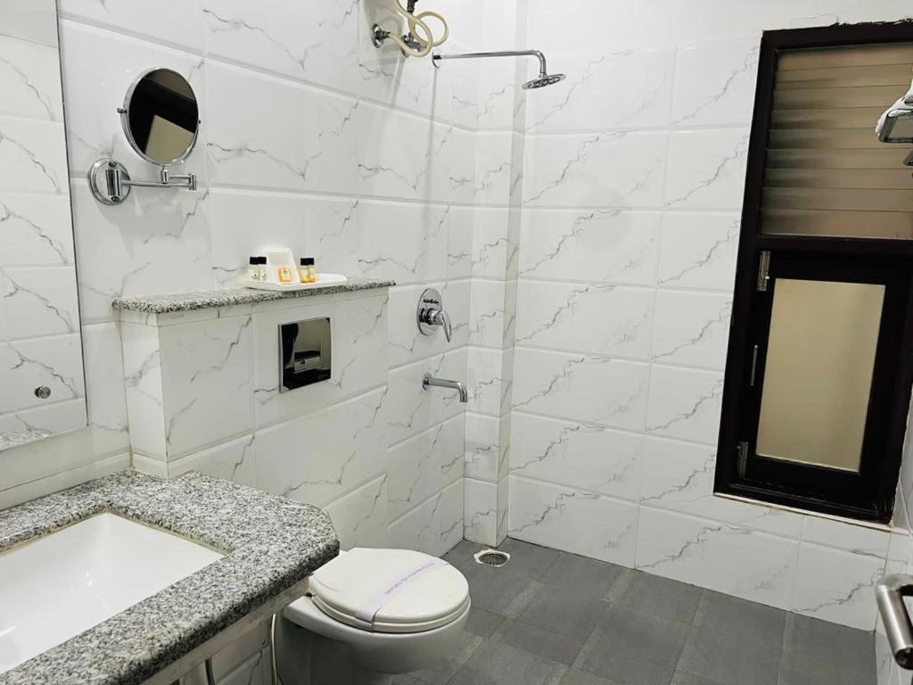 Hotel Whistling Greens Moga Kültér fotó