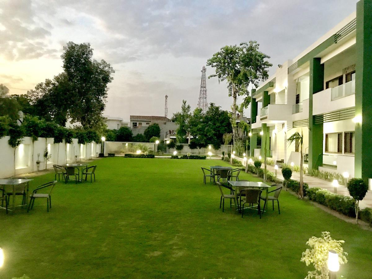 Hotel Whistling Greens Moga Kültér fotó