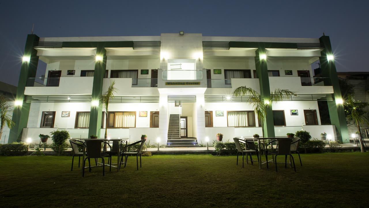 Hotel Whistling Greens Moga Kültér fotó