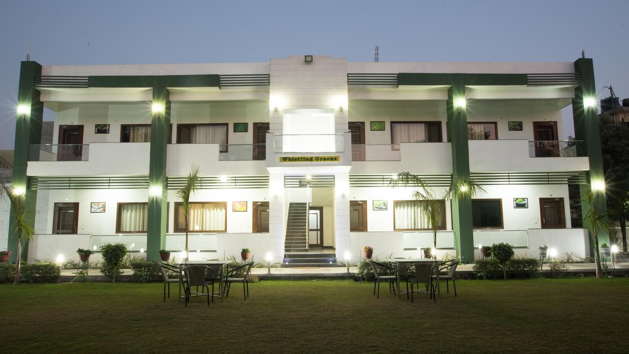 Hotel Whistling Greens Moga Kültér fotó